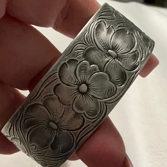 Salisbury Pewter July Cuff Bracelet - Picture 3 of 4